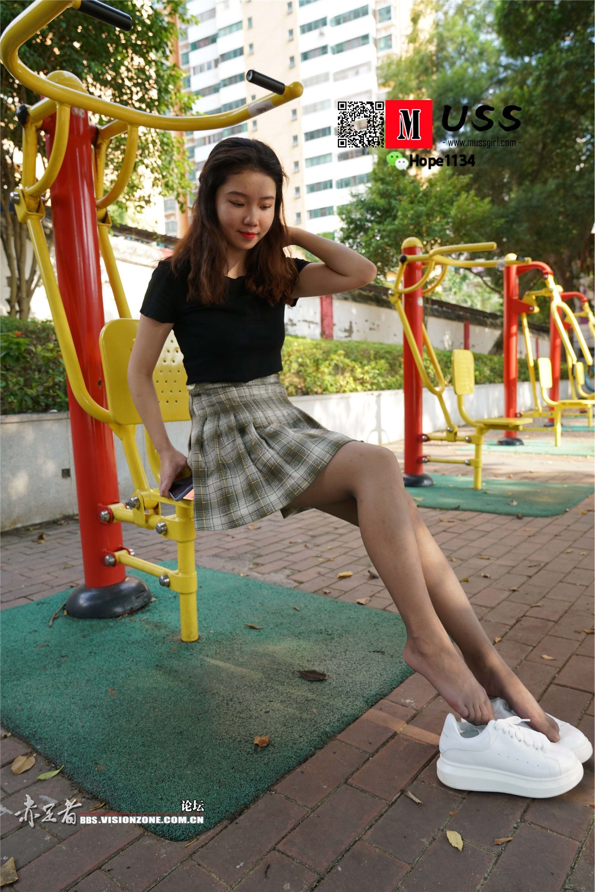 Mongolian dance Beautiful girl Nenzu Gray silk Park photo